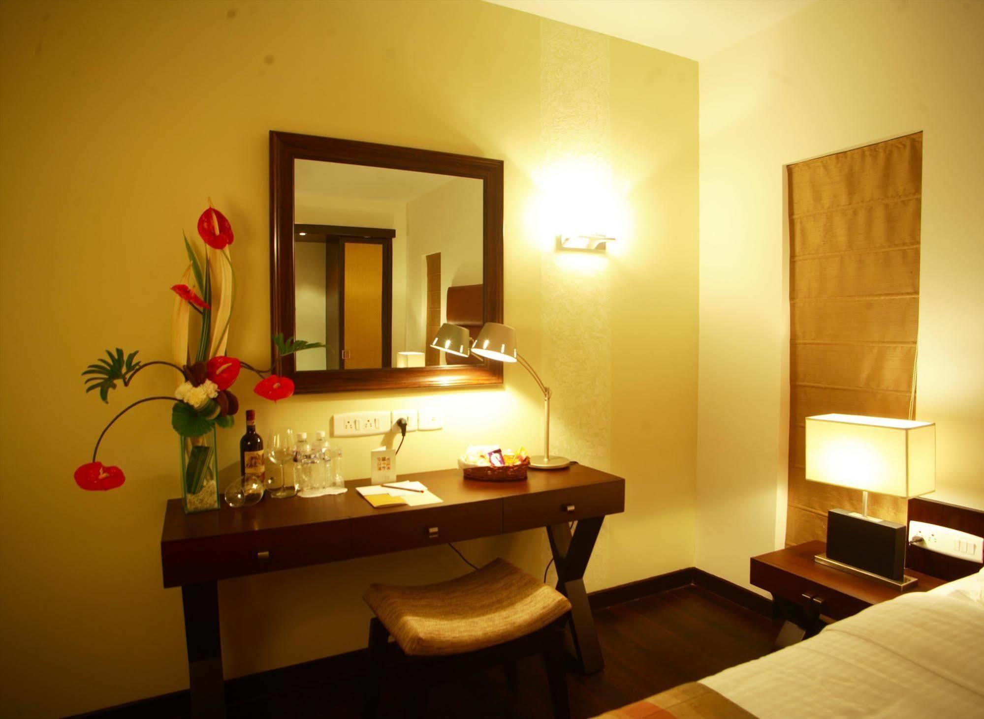 Hotel Metropole Колката Екстер'єр фото